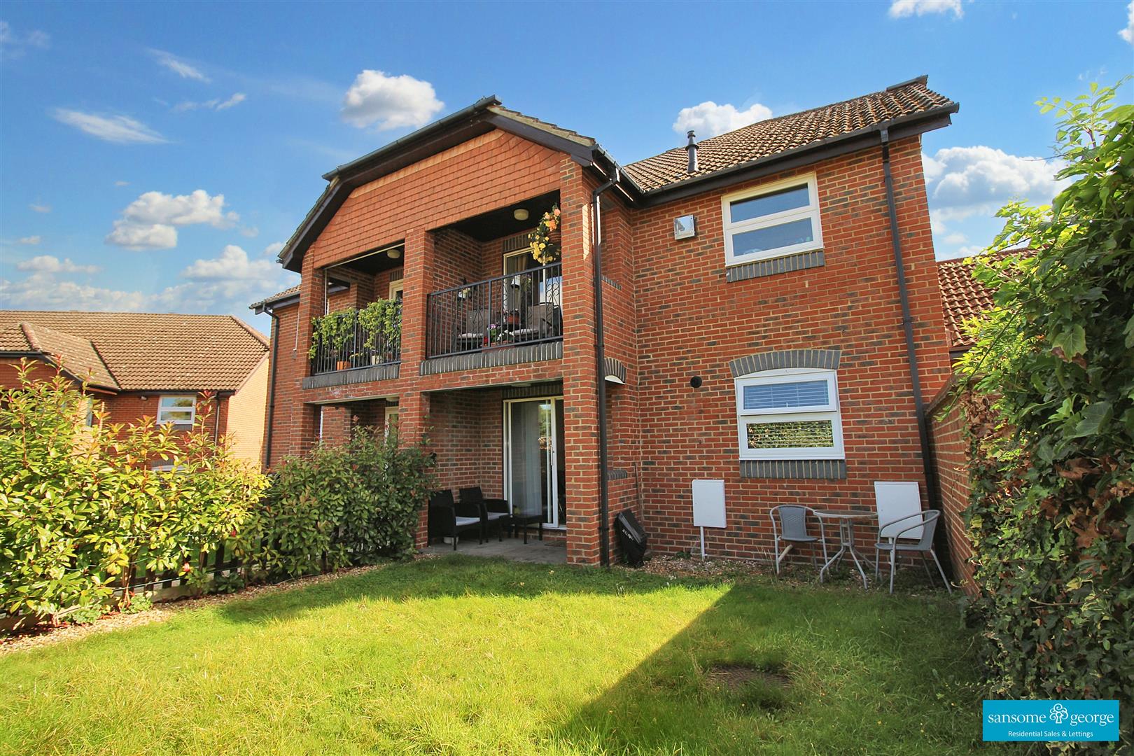 2 bed property in Bowling Green Lane, Purley On Thames